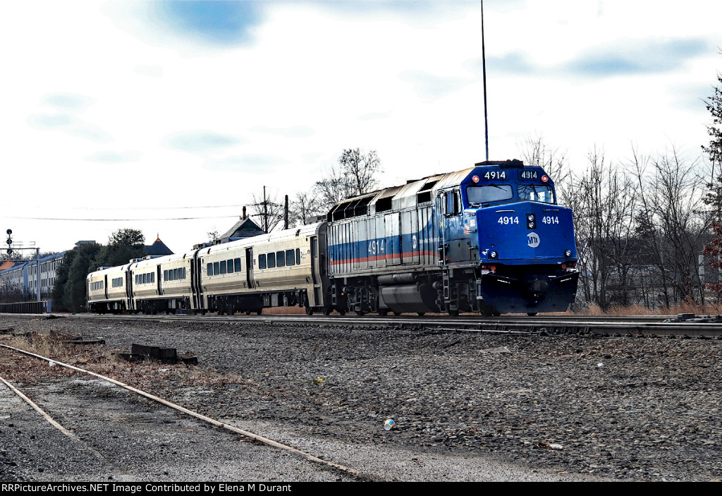 MNCR 4914 on train 1110